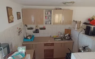 Casă spațioasă cu 4 camere , curte și teren generos în Mașloc - Poză 16