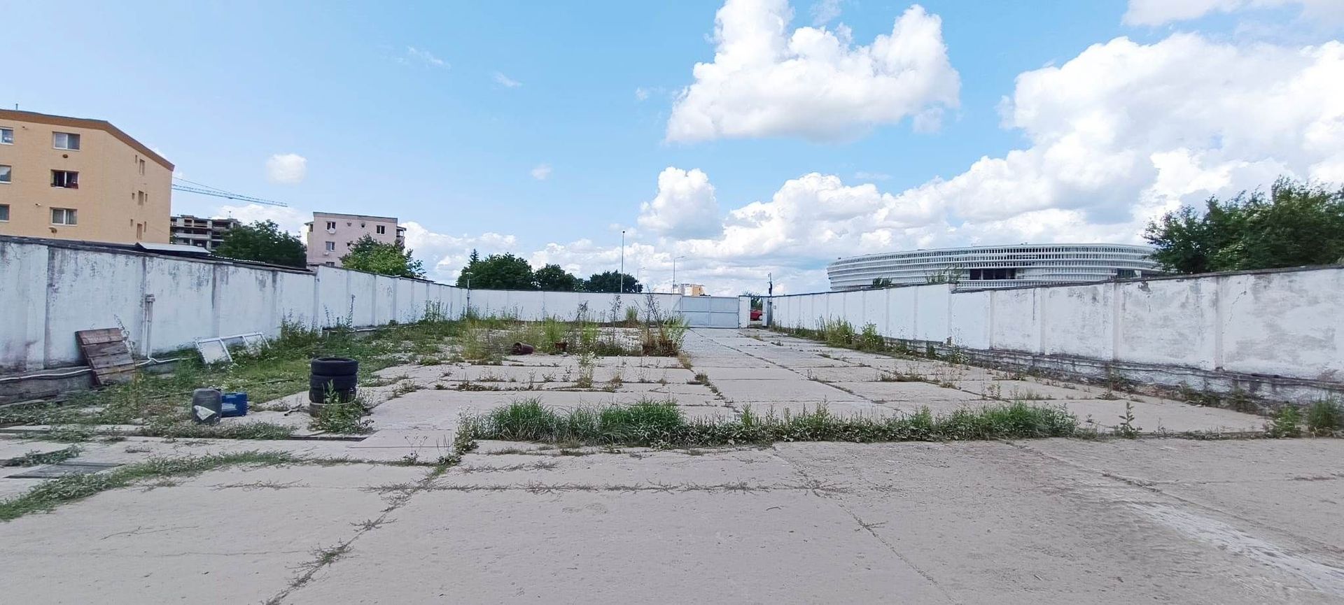 Proprietate cu 2 hale si casa la inchiriat,teren 1350mp - Poză 2