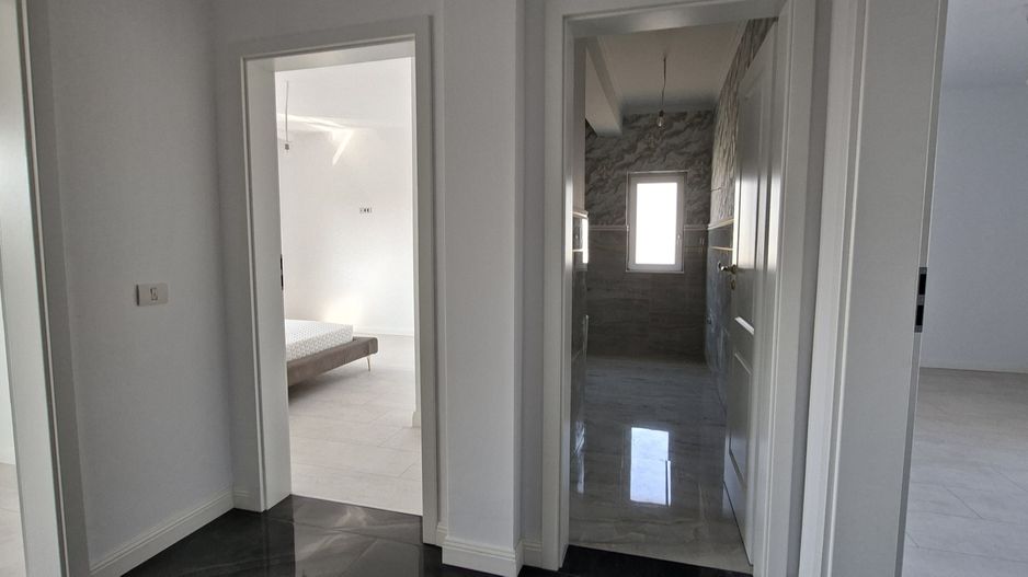 Duplex spatios cu garaj si pereti dublii - Poză 12