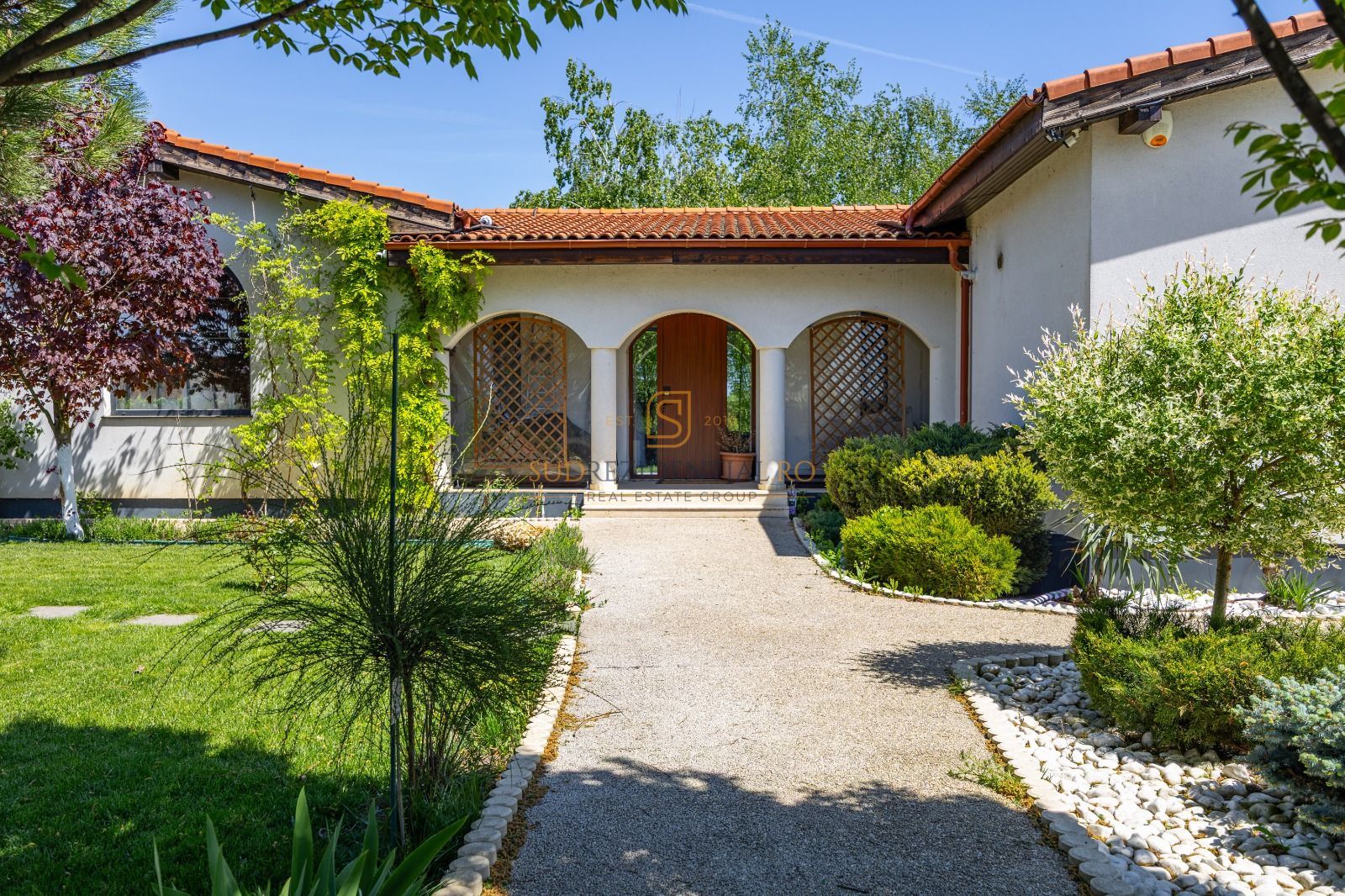 Resedinta spectaculoasa  – Vila exclusivista deschidere directa la lac - Poză 3
