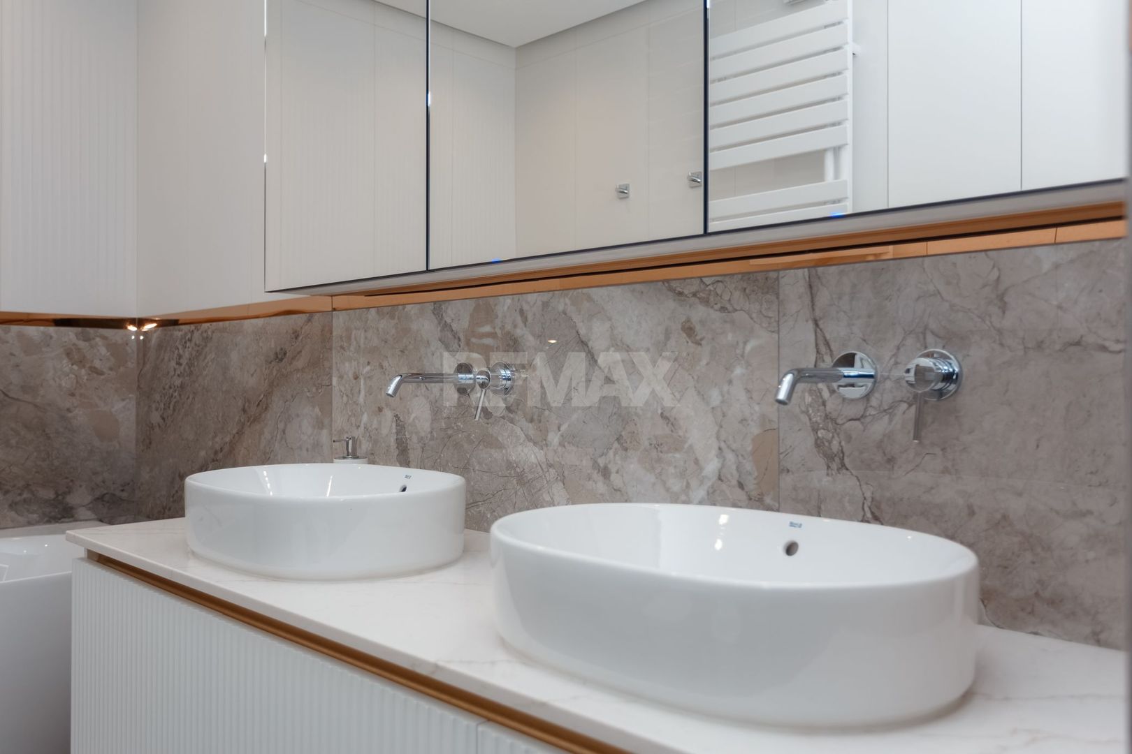 De vânzare apartament, 3 dormitoare + terasă, str. Teatrală 3, Centru. - Poză 7