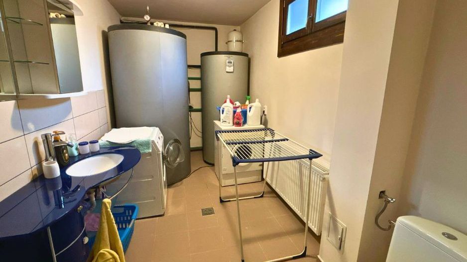 Vilă cu 10 camere P+2E+M 400 M² utili 2800 M² Teren Comandau - Poză 27