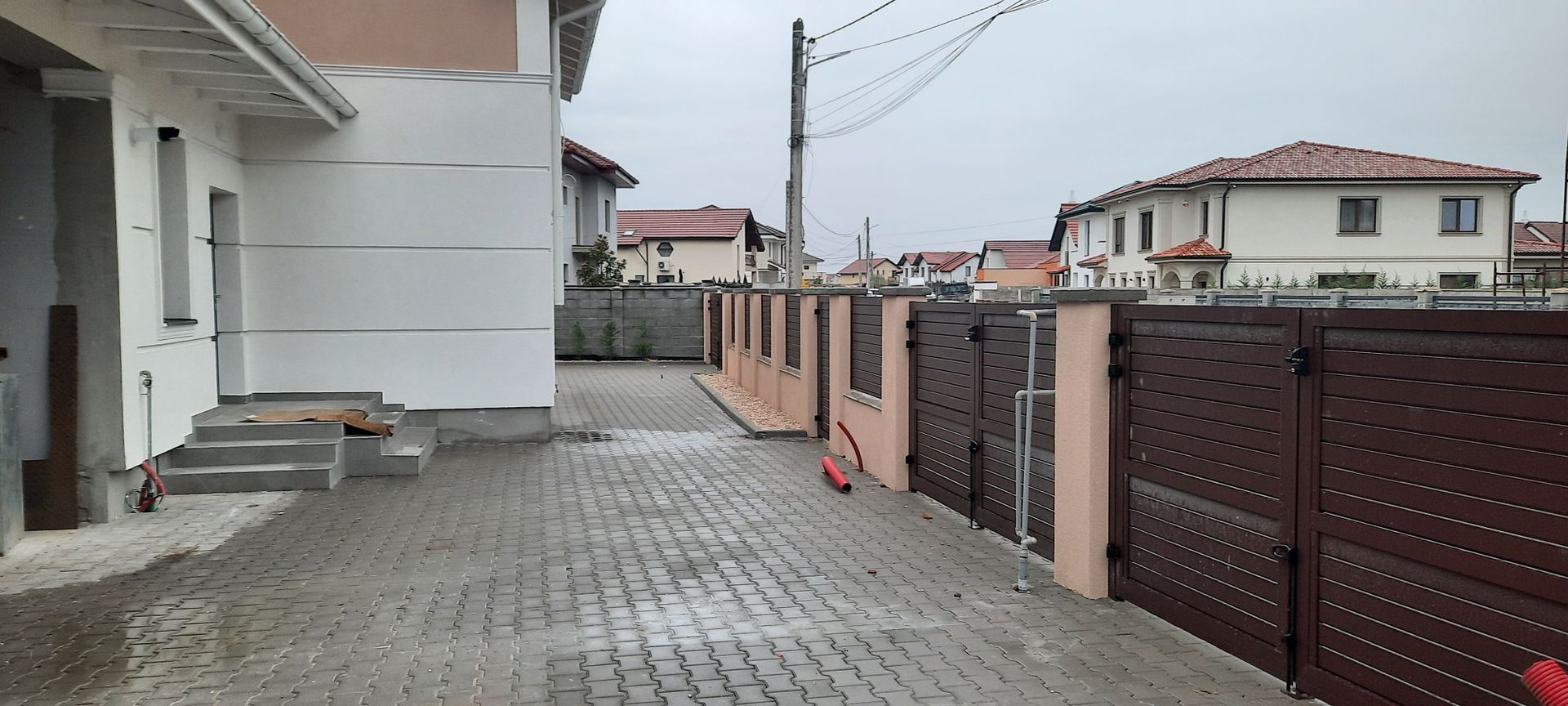 Duplex la cheie despartit prin garaj - Poză 1