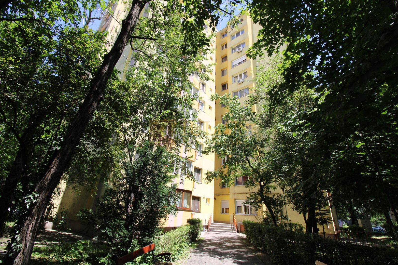 Medicina - Iulius Mall, dormitor cu pat matrimonial. - Poză 1