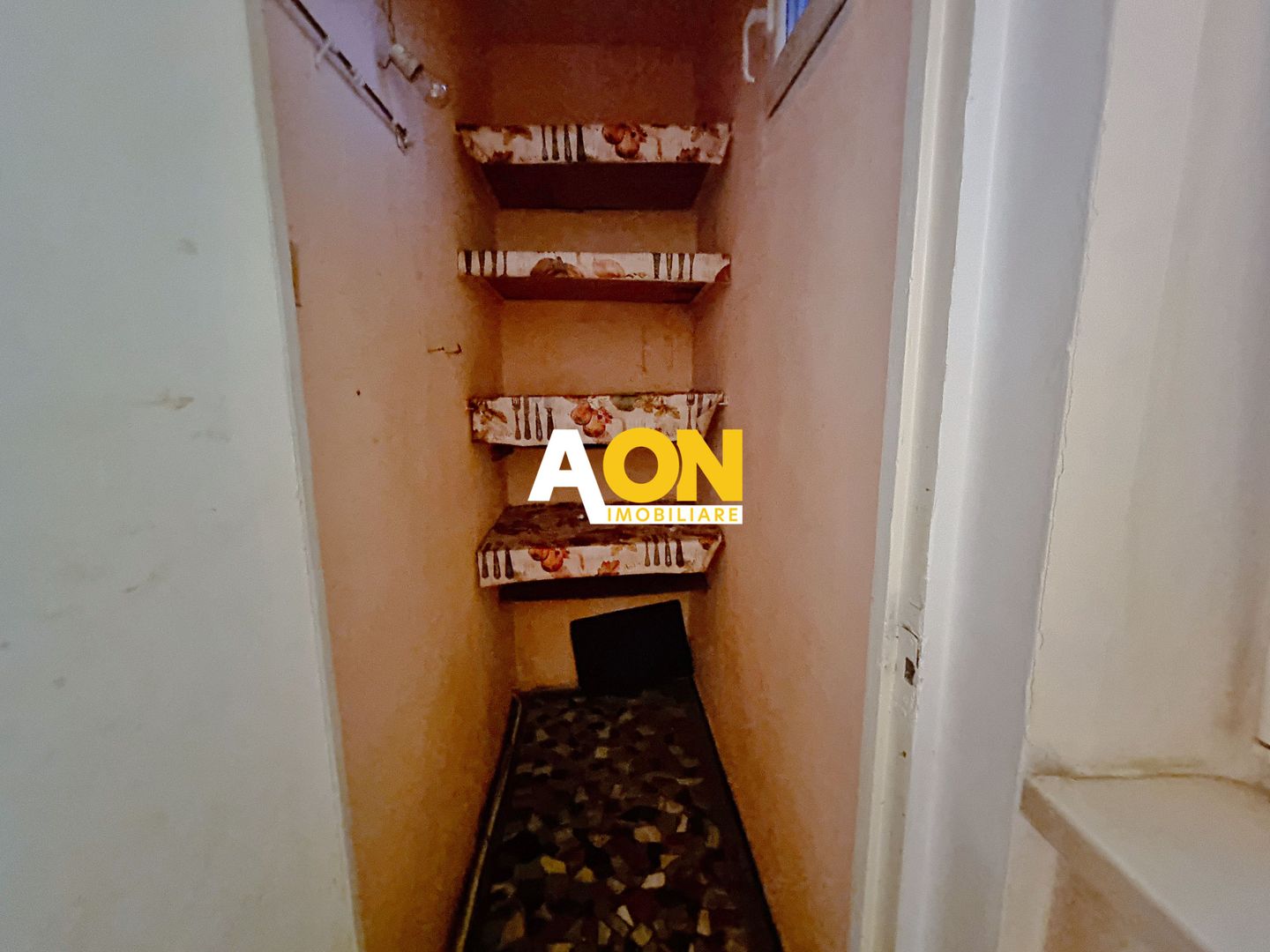 Apartament 2 camere, decomandat, etaj intermediar, Cetate - Poză 4