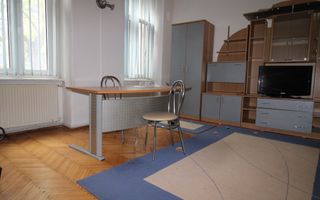 ideal pentru studenti sau o familie, cladire istorica, centrala proprie - Poză 2