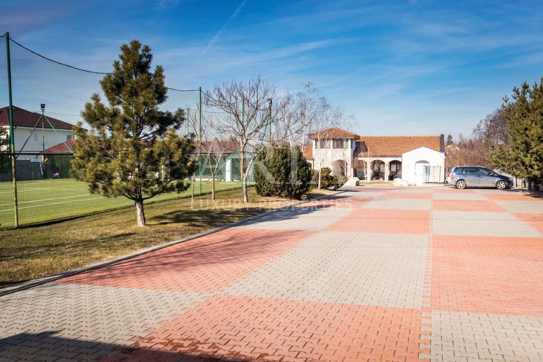 SNAGOV VILA | 36m DESCHIDERE LA LAC | PONTON 250mp | JACUZZI | SPA | BOWLING - Poză 12
