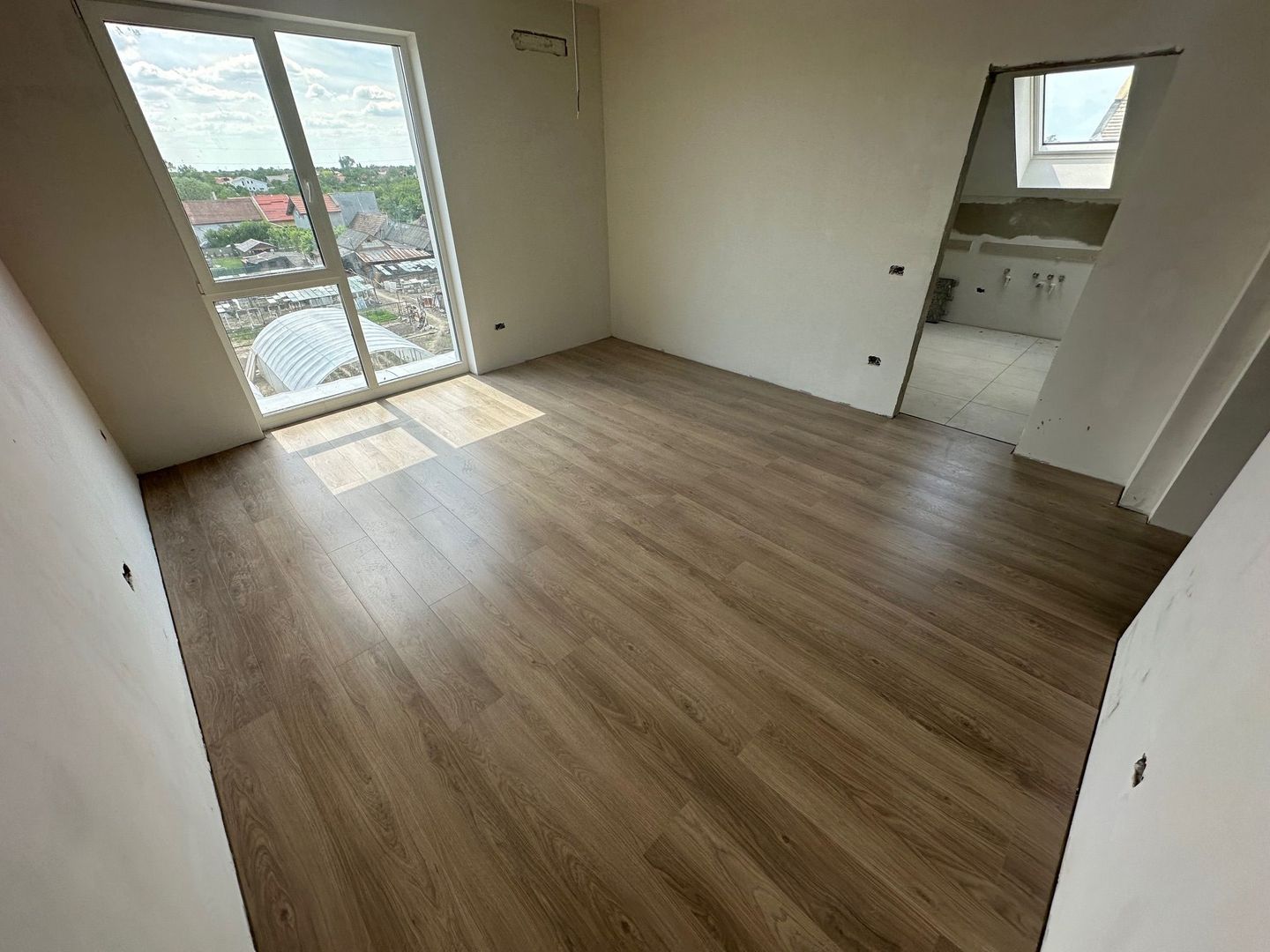 Apartment bloc nou cu lift si loc de parcare inclus - Poză 1