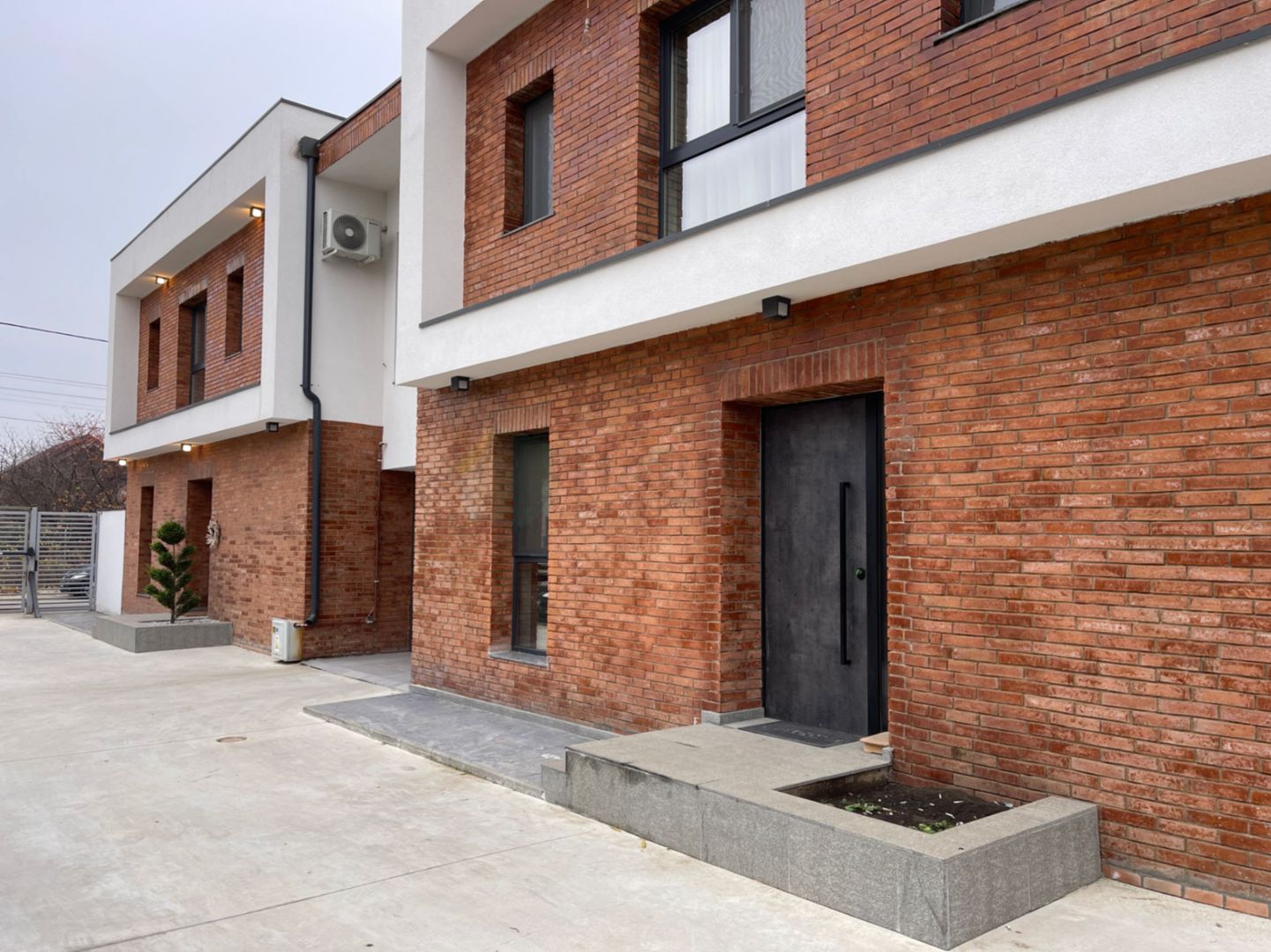 Eleganță și natură: vilă urbană exclusivistă în Tunari - Poză 18