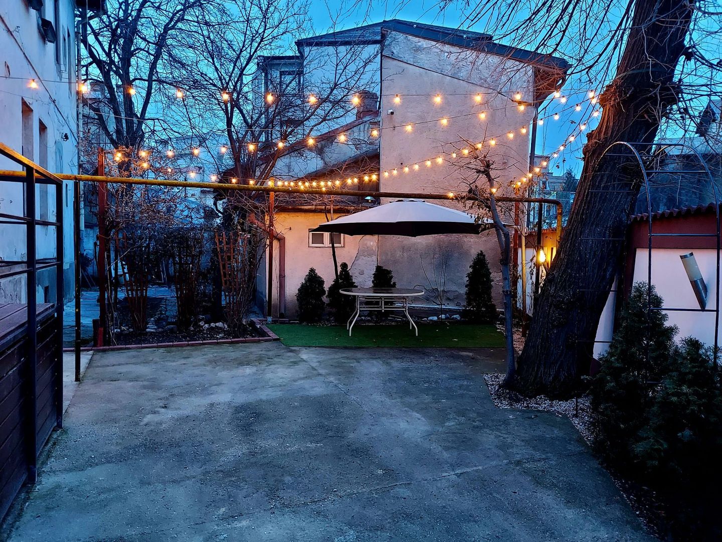 Parcul Carol,imobil versatil rezidential /birouri,parcare si curte - Poză 1