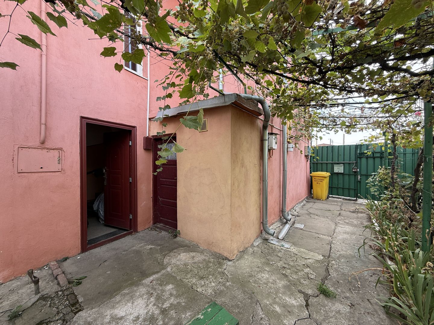 De vanzare apartament de 94MP cu curte de 90 MP - Poză 15