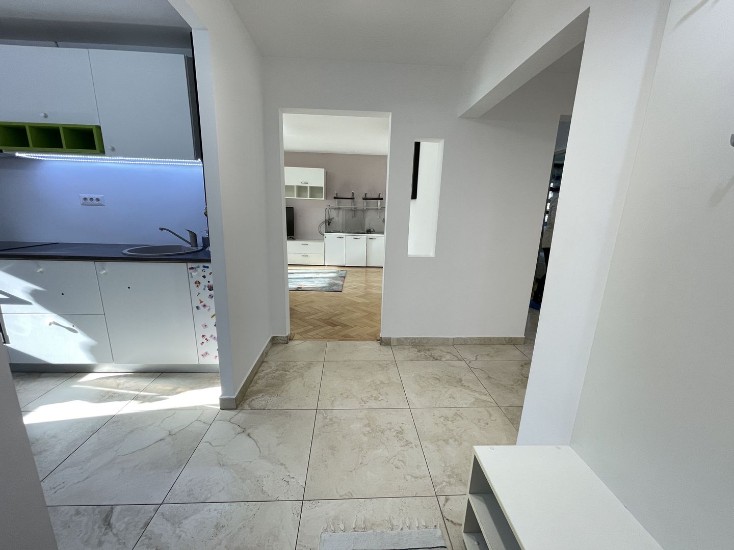 Apartament cu patru camere si garaj in zona Aradului - Poză 1