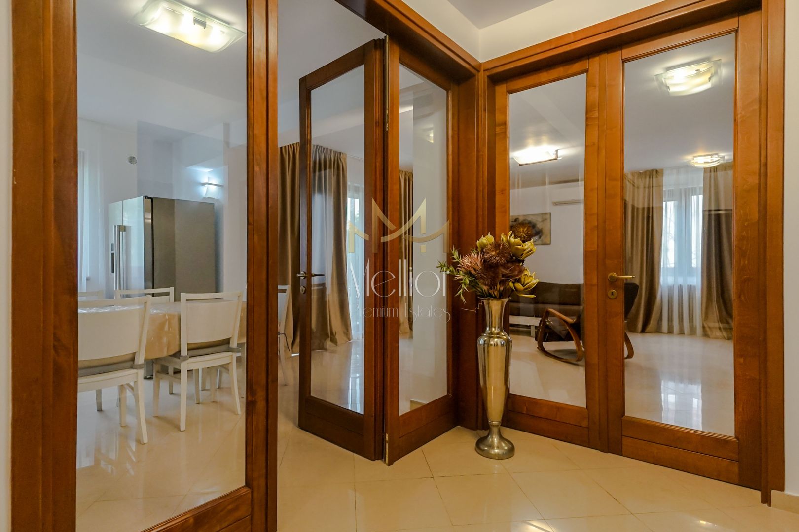 Ap spatios 4 camere, garaj, Andrei Muresanu, zona strazii Trifoiului - Poză 1