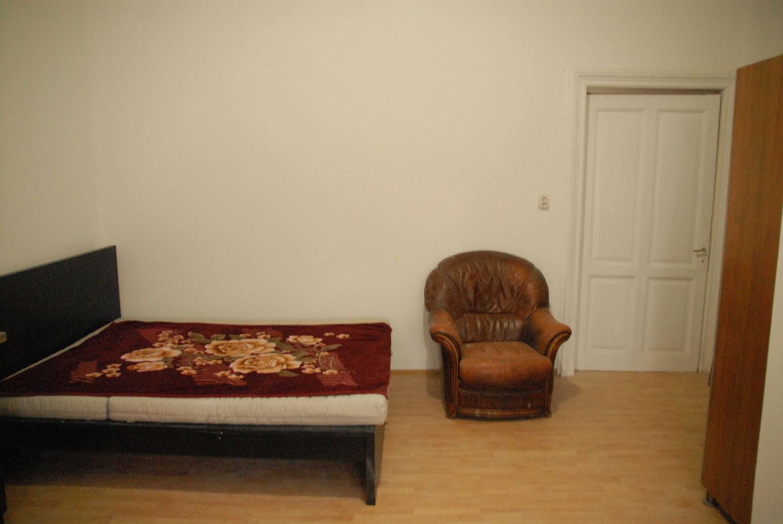 Vand 3 apartamente intr-o vila cu 1 etaj - Poză 4