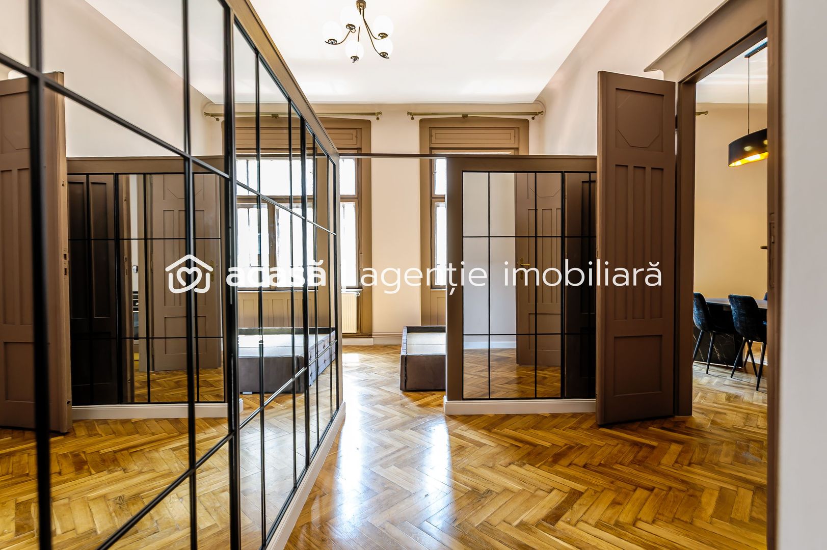 Apartament ULTRACENTRAL cu 3 camere, la cheie, renovat recent - Poză 3