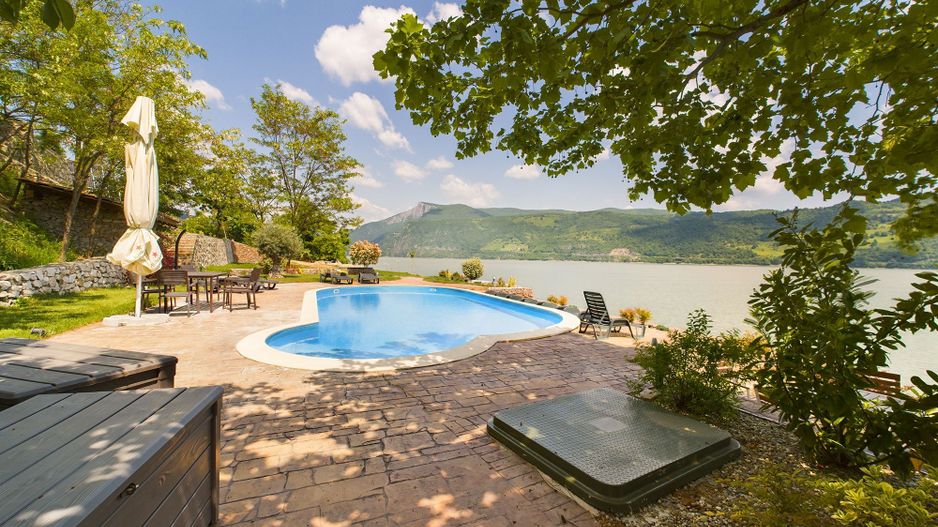 Pensiune de Lux pe Malul Dunării în Dubova - Poză 1