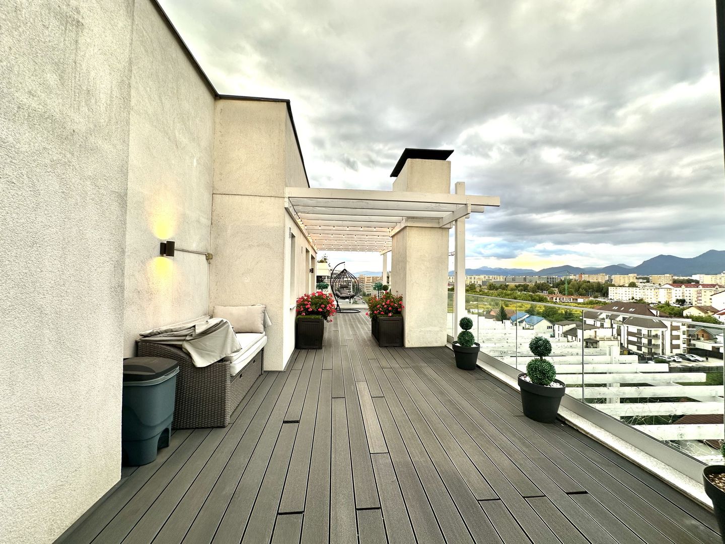 Penthouse modern de inchiririere cu 3 camere, terasă 80 mp zona Coresi - Poză 19