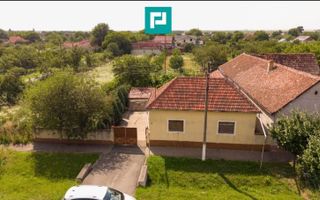 Casa în Cuvin la poalele dealului - Poză 1