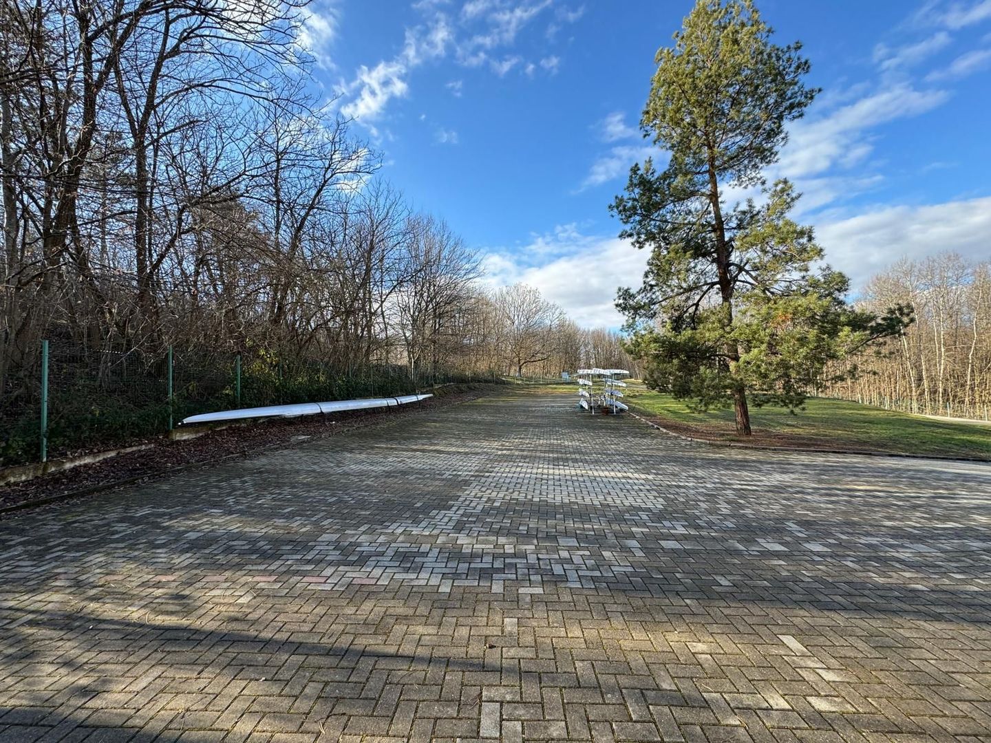 Ansamblu turistic la Lacul Surduc - Poză 3