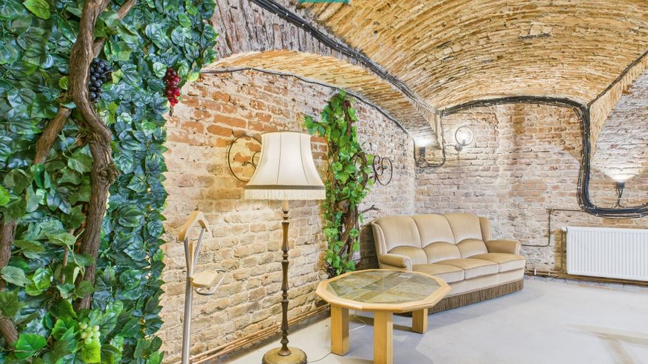 Eleganță subterană - pivniță exclusivistă Arad - Poză 1