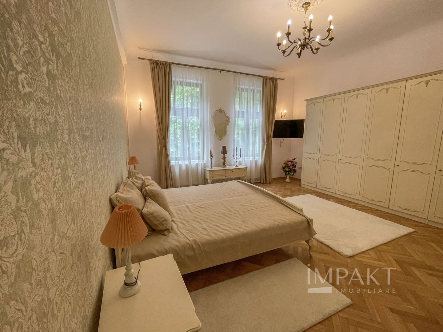 Apartament deosebit cu 3 camere, curte si parcare, aproape de Centru - Poză 5