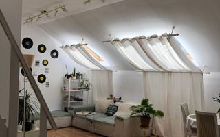 Apartament la mansardă, cu scară interioară. - Poză 1