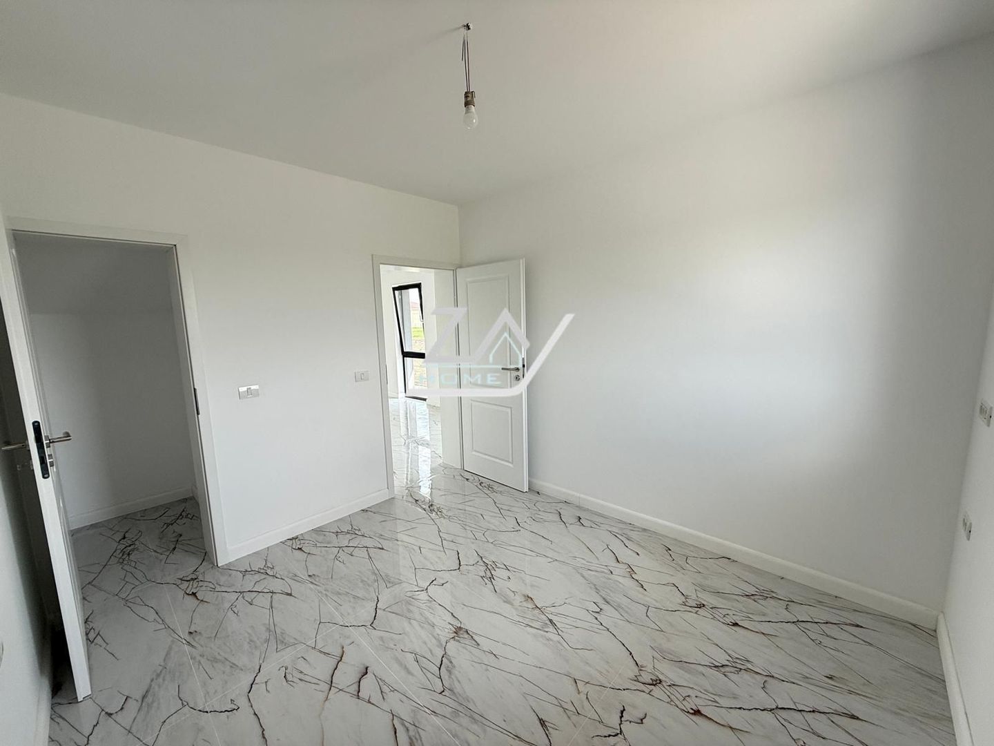 Duplex finalizat despartit prin camera tehnica. 3 dormitoare. 2 balcoane. - Poză 6