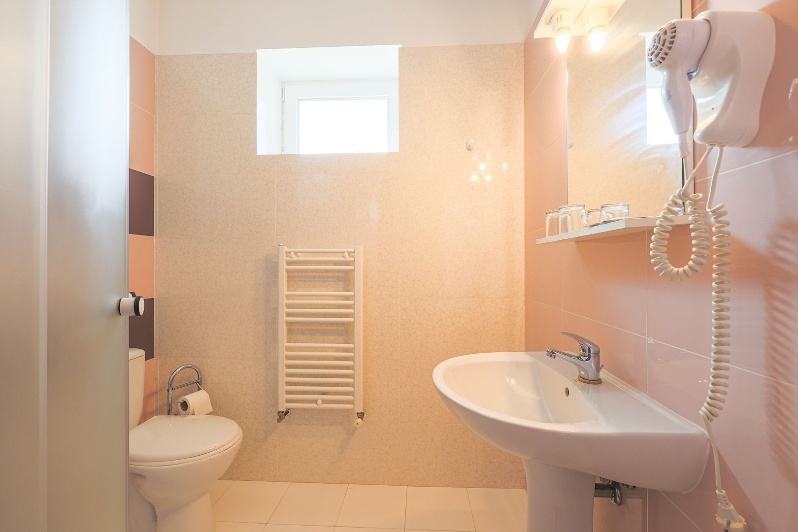 Flexibilitate într-o locație cheie, ideală pt hotel, cămin, clinică. - Poză 21