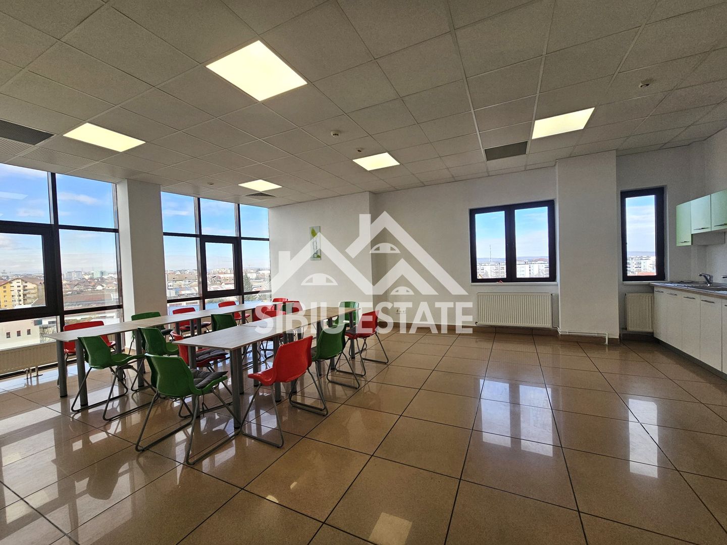 Spatiu de birouri de inchriat locatie centrala si vizibilitate buna - Poză 1