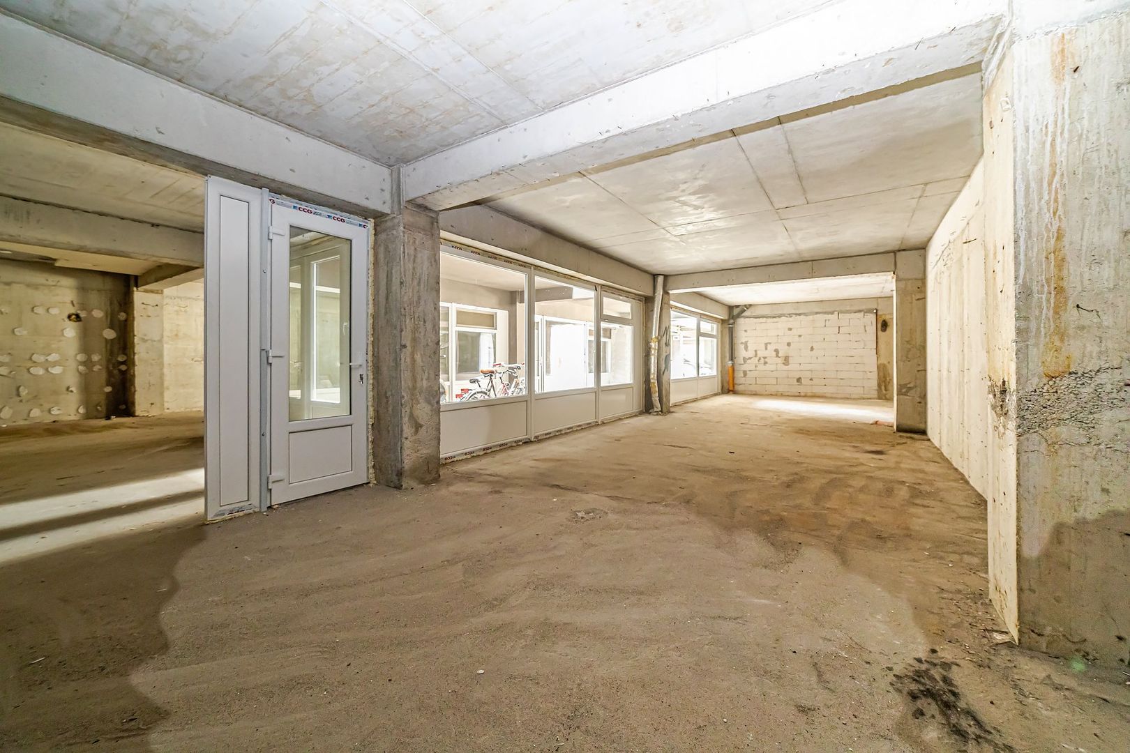 Spațiu comercial amplu și versatil - Poză 2