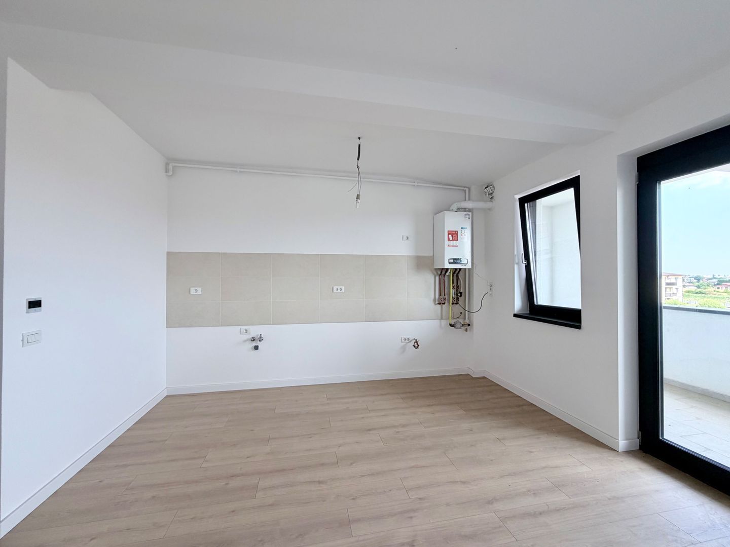 APARTAMENT CU TERASA - Poză 2
