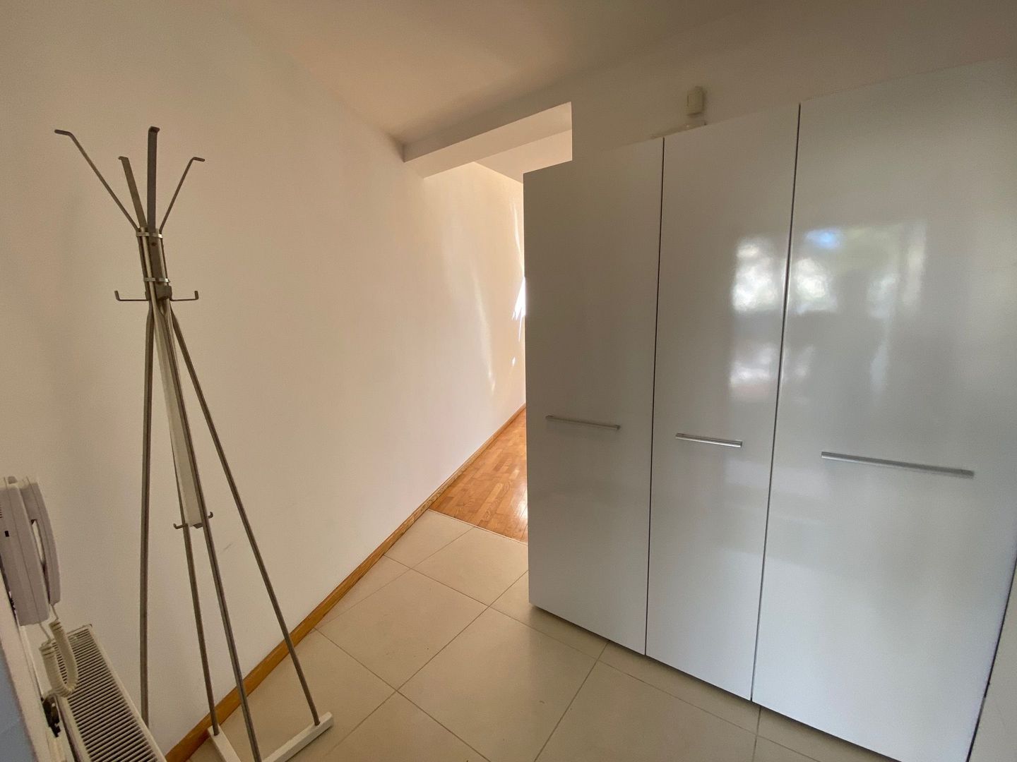Apartament deosebit cu curte proprie si 2 locuri de parcare - Poză 11