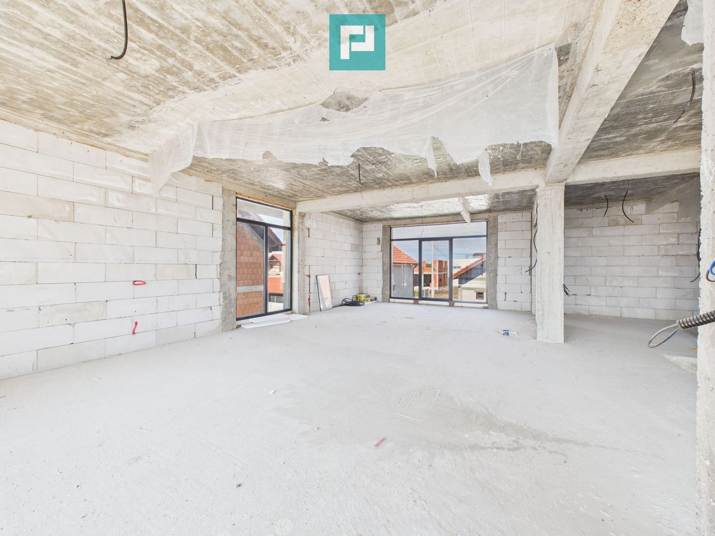 Casa cu etaj la gri in Zimandul Nou - Poză 3