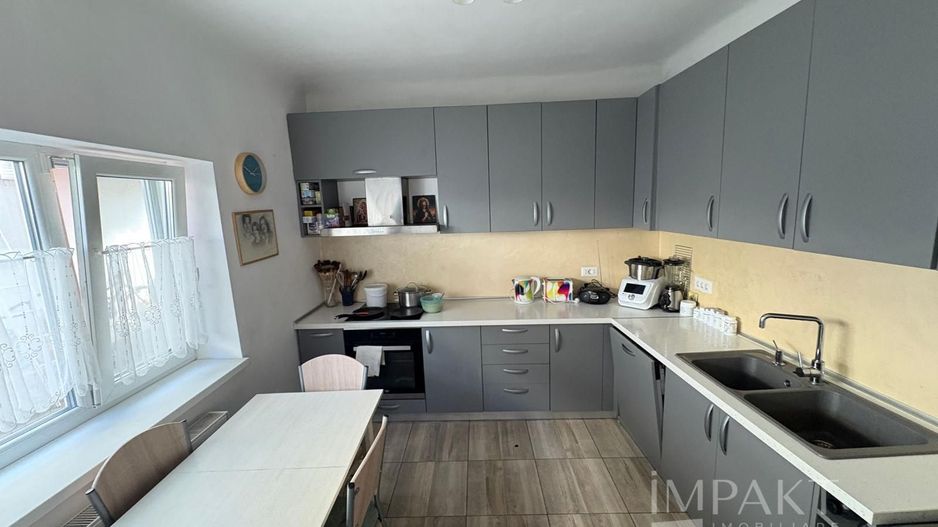 Casa frumoasa de vanzare la curte comuna, zona Centrala! - Poză 1