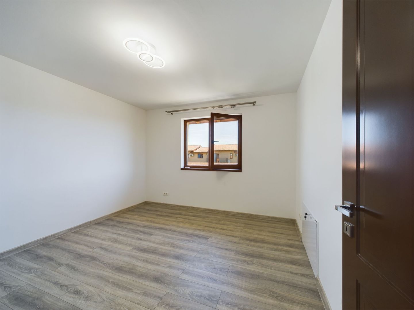 Casă modern finisată și utilată în Săcălaz - Poză 5