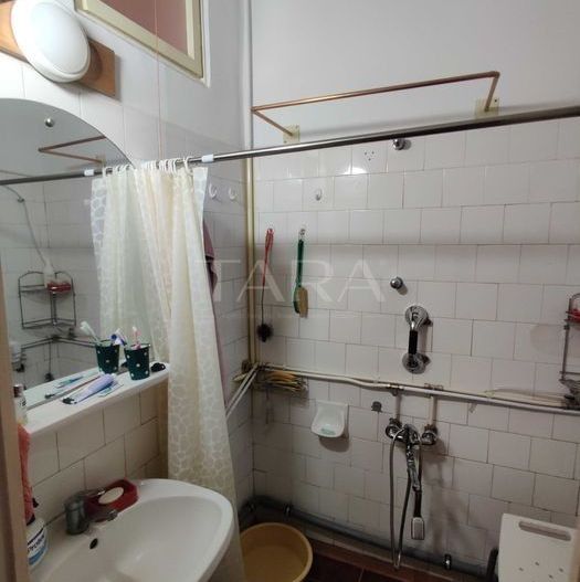 Apartament în casă interbelică, zonă centrală, curte comună și terasa - Poză 5