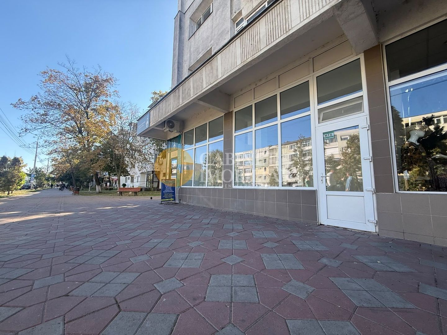 Spatiu Comercial Vitrat- 60mp - Front Stradal - Podu Ros - Poză 1