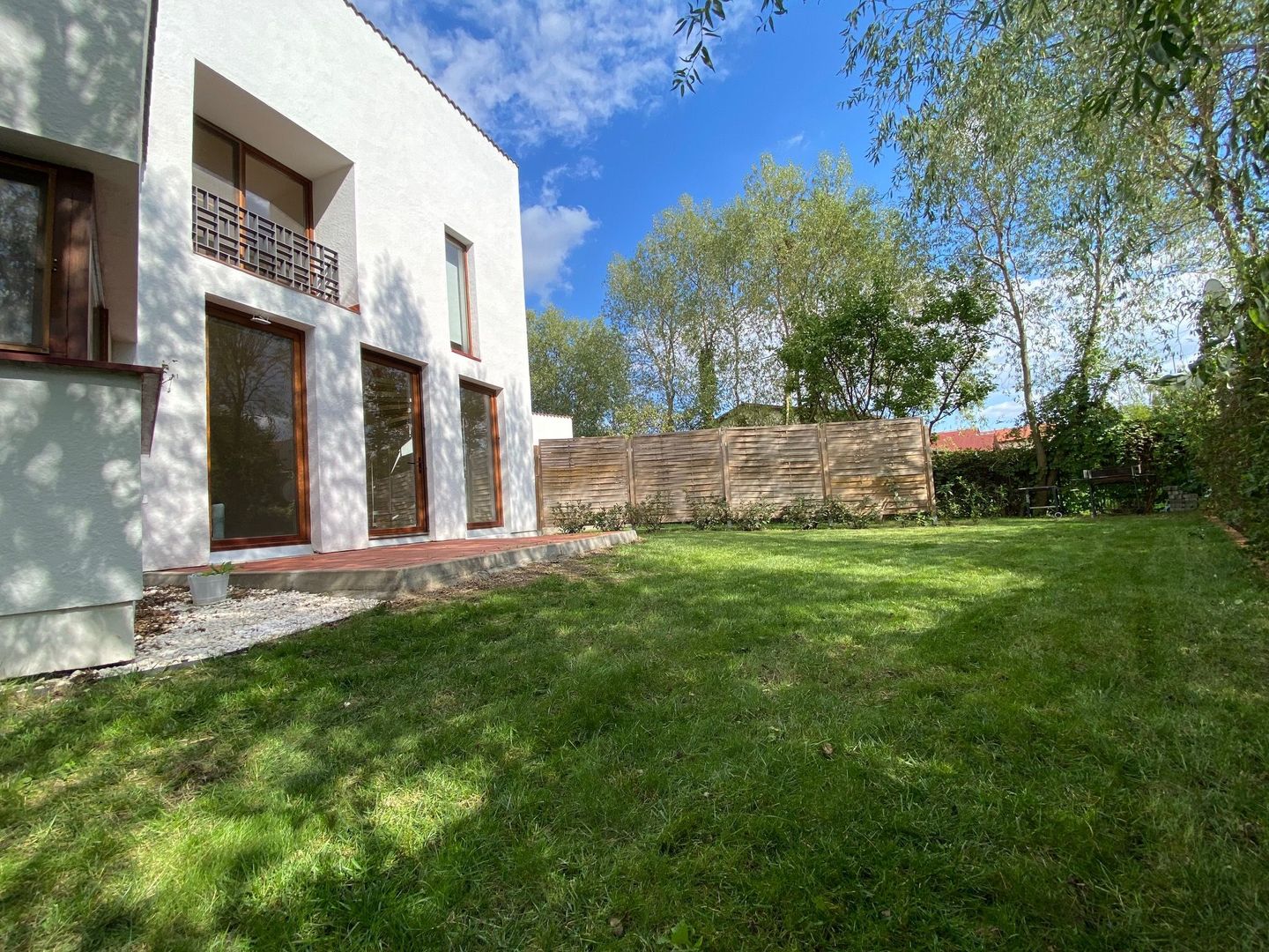 Apartament deosebit cu curte proprie si 2 locuri de parcare - Poză 2