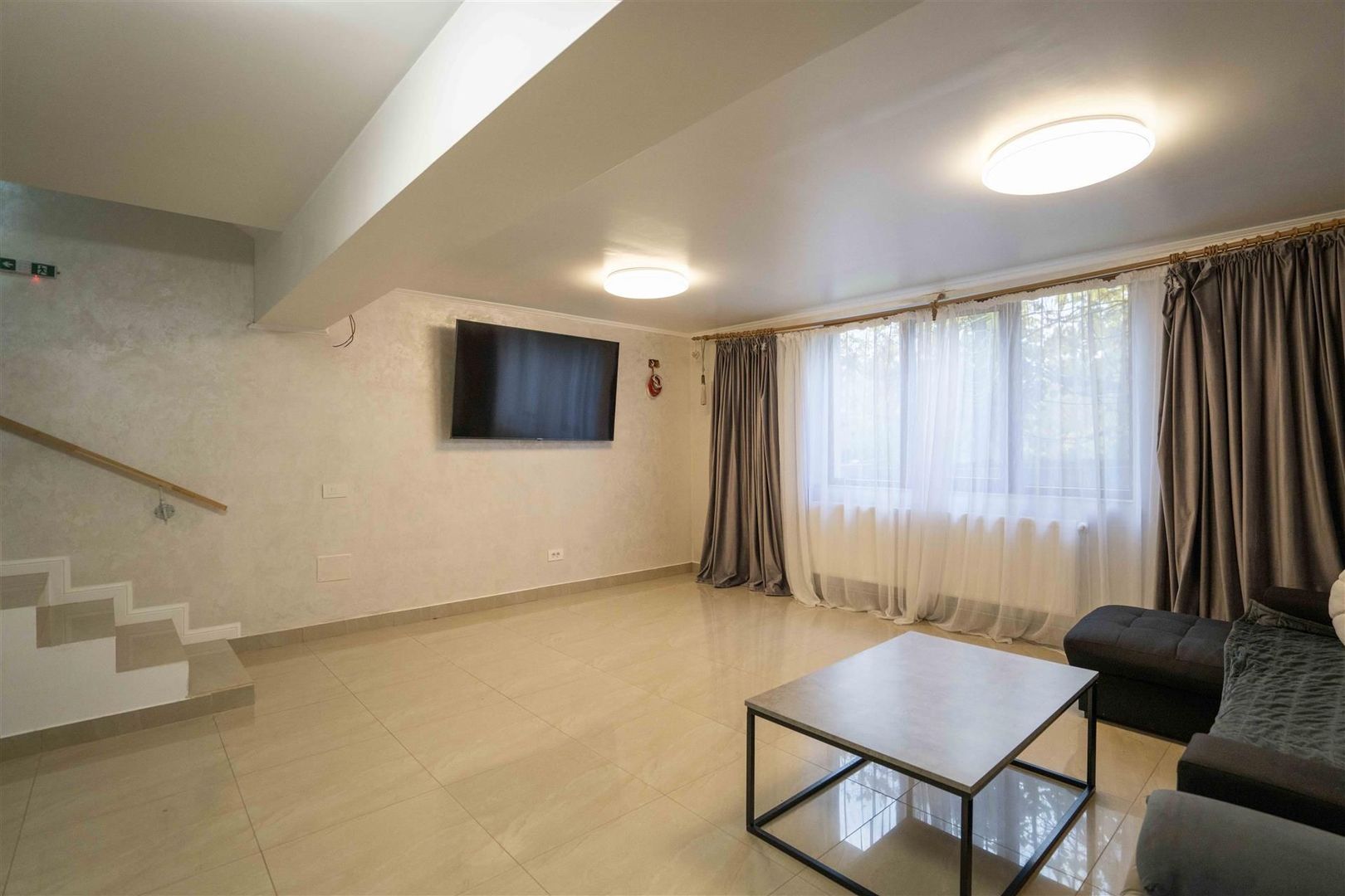 Baza de tenis si constructie moderna - Poză 17