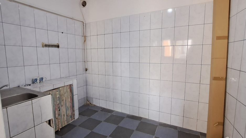 Tineretului, 350 metri metrou, casa 2 camere + curte, pretabil birou - Poză 9