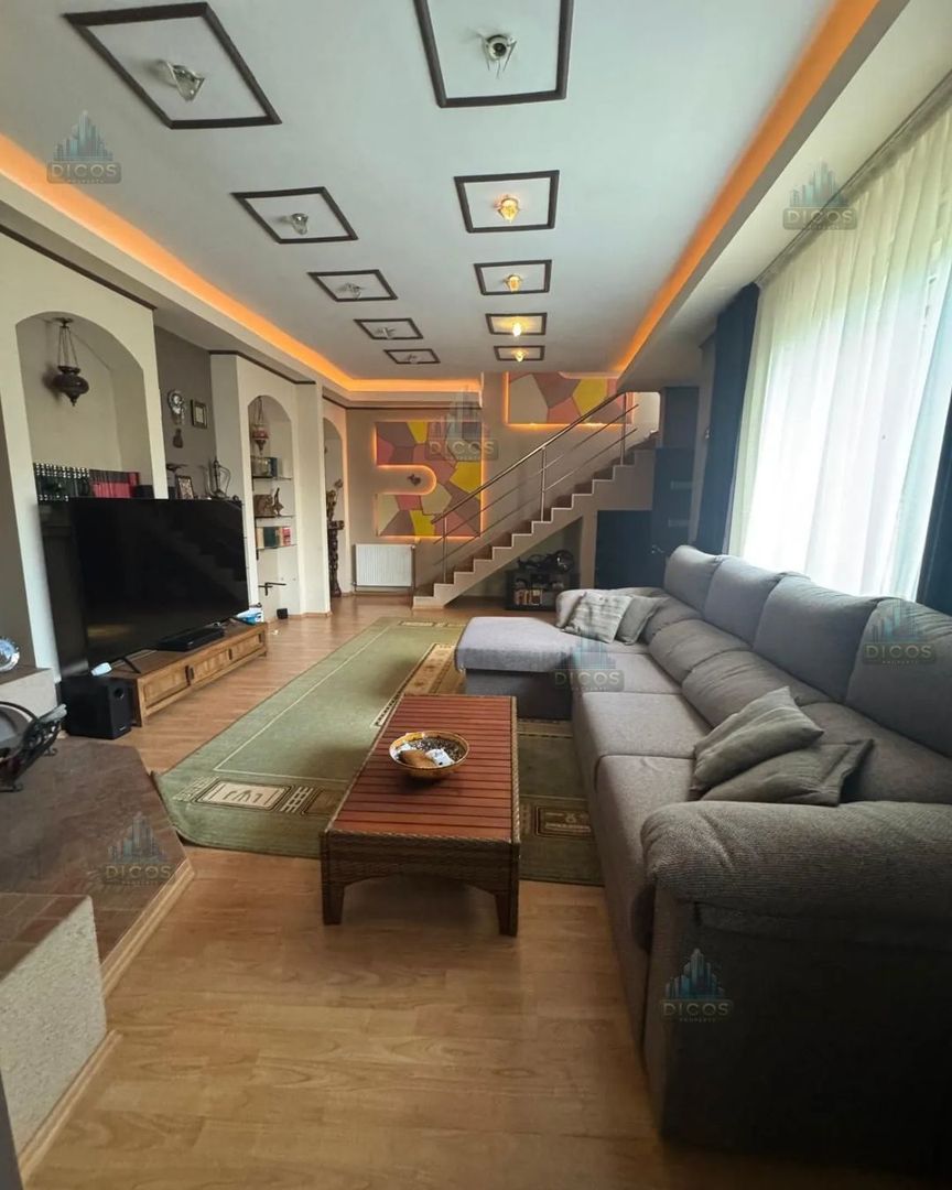 Casă de vânzare pe strada Tudor Vladimirescu - Poză 1