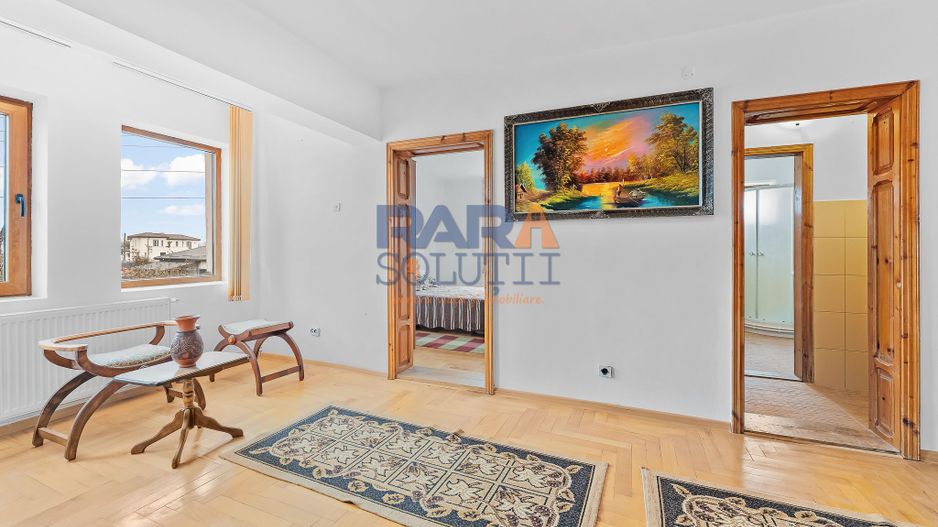 Vilă cu 6 dormitoare, 2 garaje, anexe multiple - 2076 mp teren - Poză 11