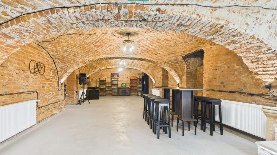 Eleganță subterană - pivniță exclusivistă Arad - Poză 11