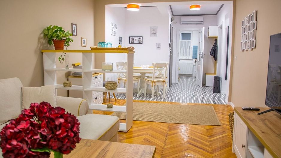 APARTAMENT  CU 3 CAMERE  CU VEDERE SPRE PIATA SF.GHEORGHE - Poză 1