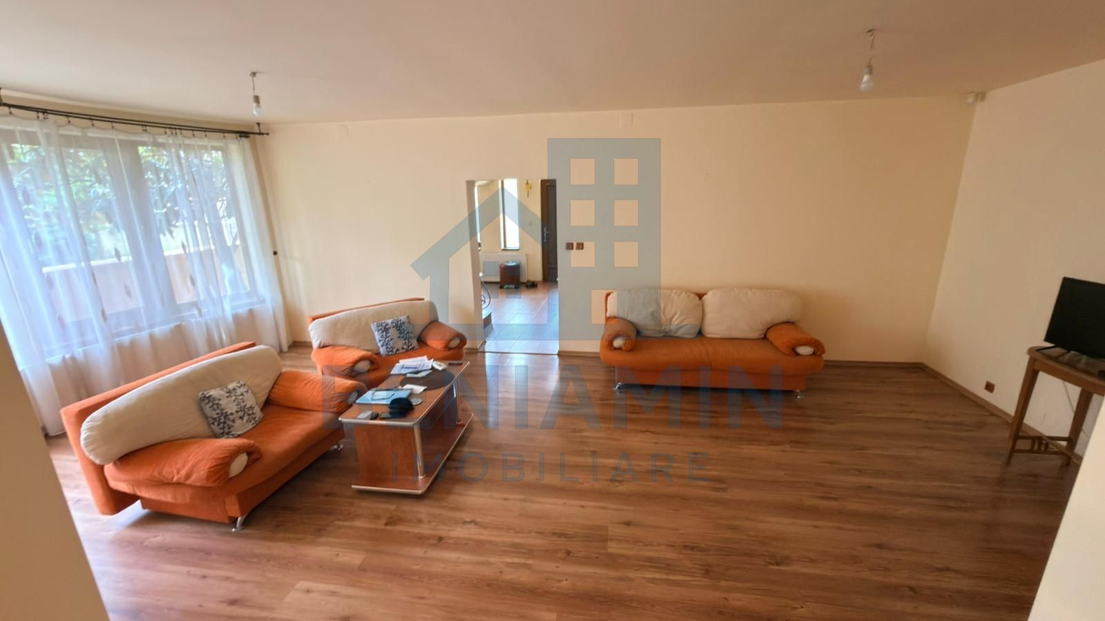 Vila eleganta in zona Ford– Confort si intimitate pe alee privata - Poză 2