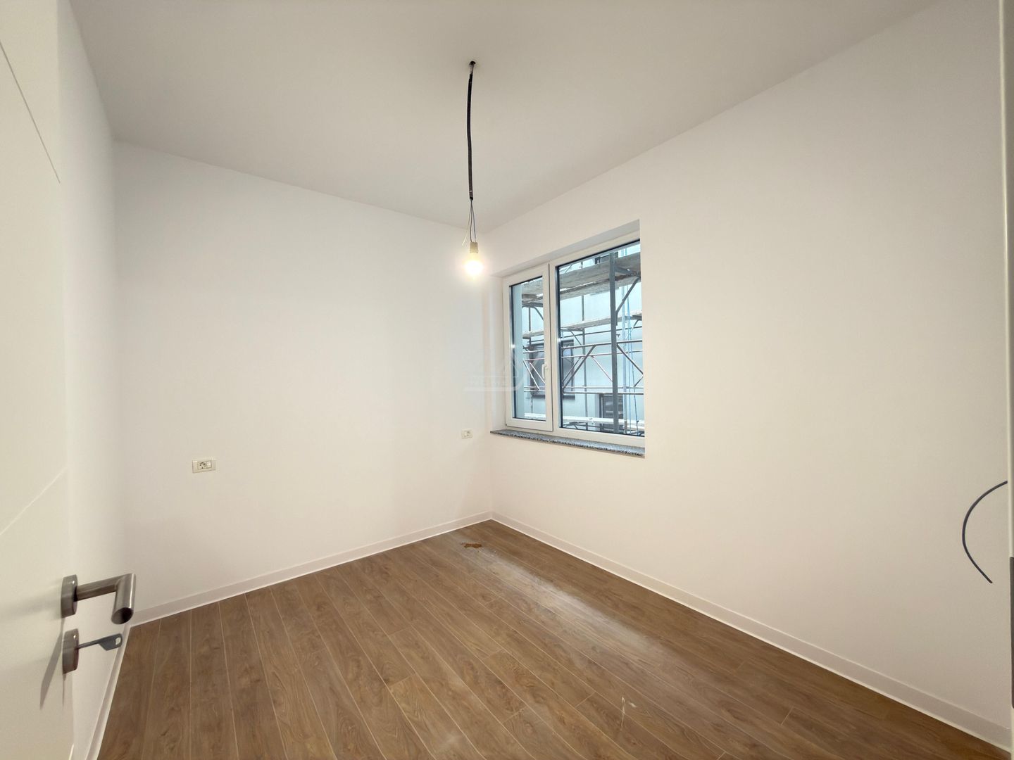 3 camere. Decomandat. Loc de parcare. - Poză 9