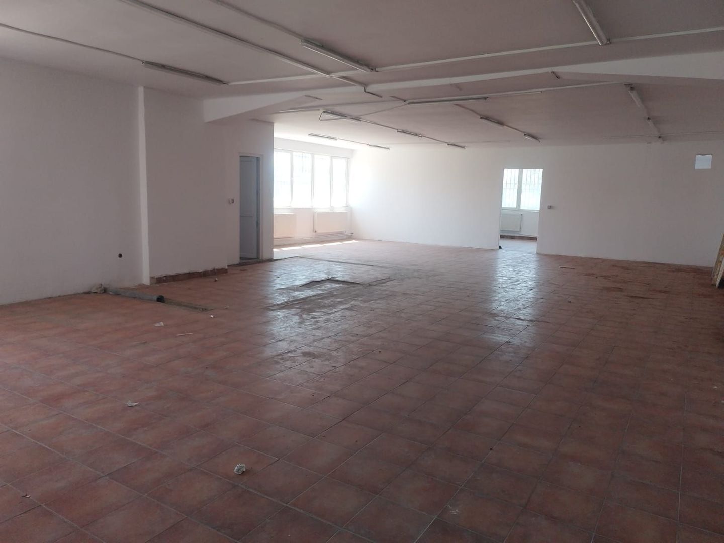 Spatiu comercial cu rampa pentru masini / Otopeni-Odai - Poză 1