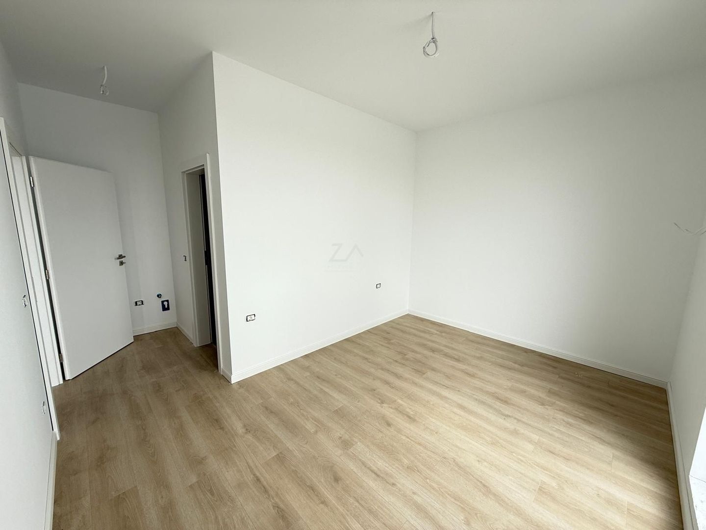 Terasa 20 mp. 2 bai. Lift. Loc de parcare. - Poză 7