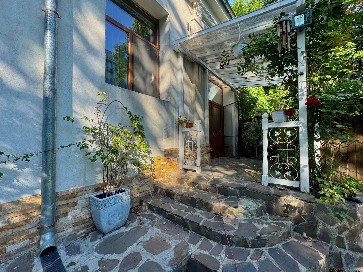 Spre Vânzare Proprietate remarcabilă cu 6 camere în inima Iașului ! - Poză 2