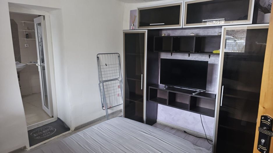 Casa 35 mp cu curte 300 mp, Micro 17 – Str. Oltului, 250 euro lunar - Poză 2